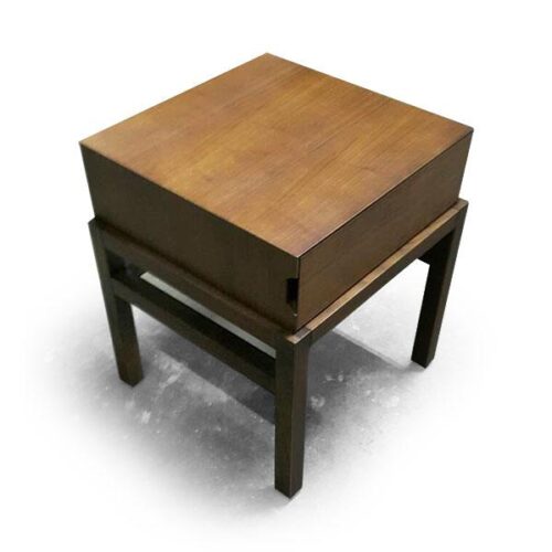 胡桃木紋方形床頭櫃 機能與美感平衡：圖片 1