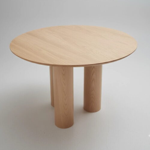 弧邊淺木紋三圓腳圓桌 線條極簡結構穩重：圖片 1