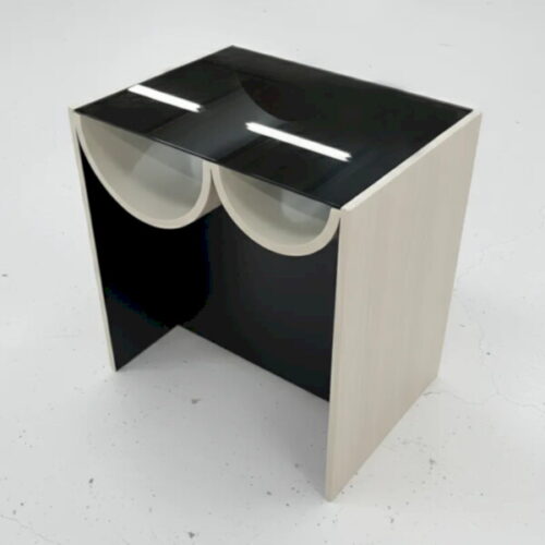 半月線條收納床頭櫃 幾何造型與反差配色：圖片 1