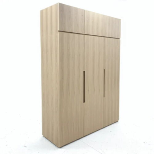 北歐淺木三門高櫃 北歐溫潤進駐臥室：圖片 1